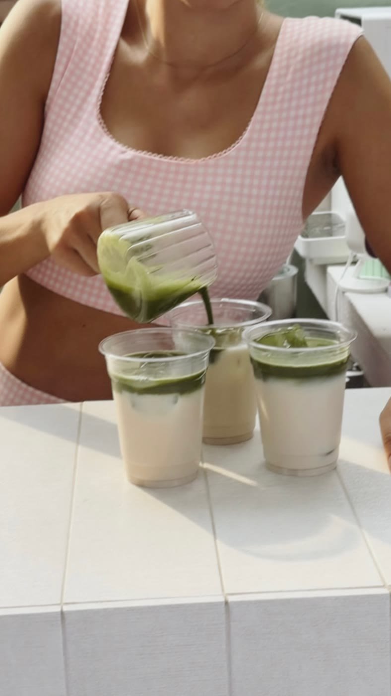 Matcha recién servido en el Santé Café Corner