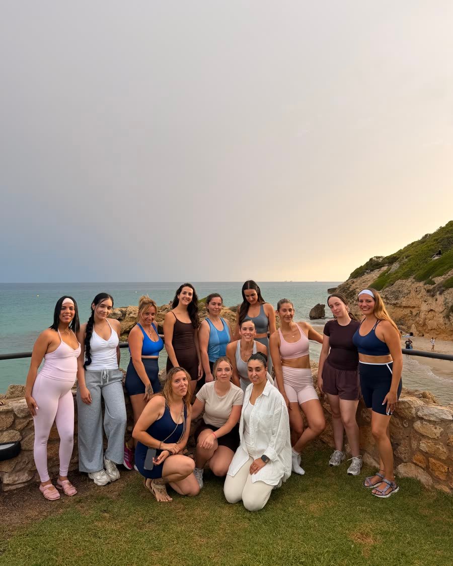 El grupo de Santé al atardecer, con el mar detrás